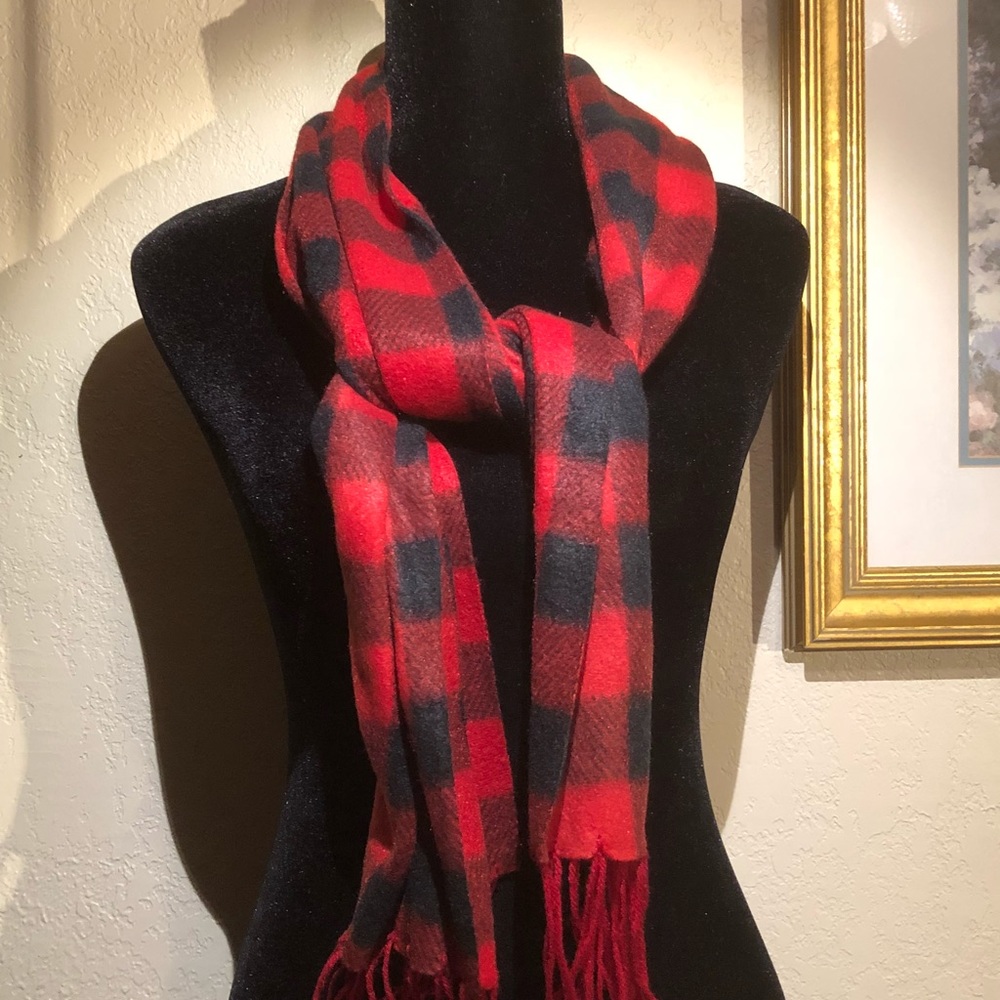 NWT-Black/Red Checkered fleece scarf with fringe - Picture 3 of 6